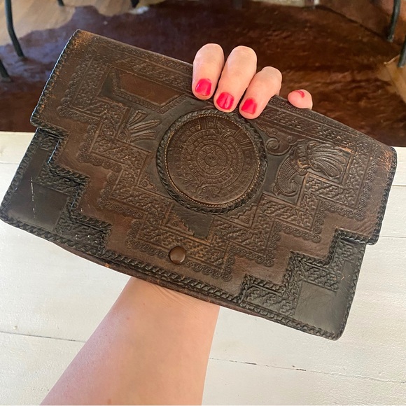 VINTAGE HAND-TOOLED LEATHER oversized wallet/clutch - Picture 7 of 7